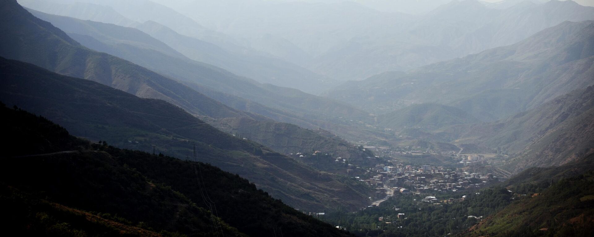 This picture taken on June 26, 2012 shows the center of Turkey's Semdinli district in Hakari province surrounded by mountains in Iran (R) and Iraq (L) known as the Devils triangle - Sputnik भारत, 1920, 18.01.2024