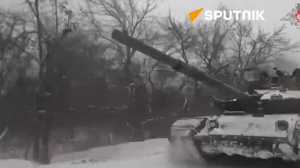 Russian tank crew destroy a temporary position of Ukrainian Armed Forces personnel - Sputnik भारत