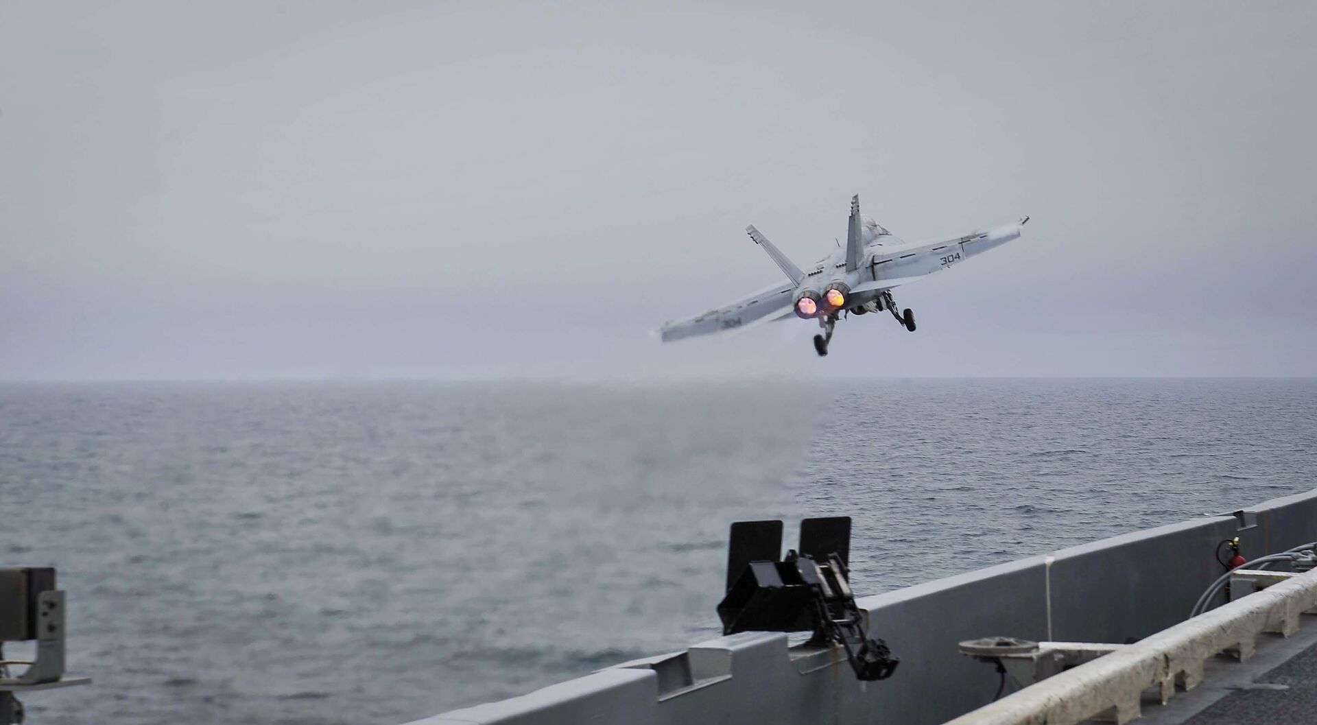 In this Wednesday, April 15, 2015 image released by U.S. Navy Media Content Services, an F/A-18E Super Hornet, assigned to the Knighthawks of Strike Fighter Attack Squadron 136, launches off the flight deck aboard Nimitz-class aircraft carrier USS Theodore Roosevelt in the Fifth Fleet area of operations - Sputnik India, 1920, 03.02.2024