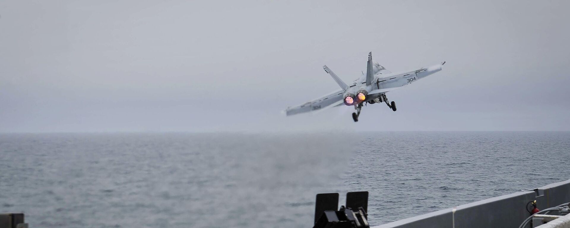 In this Wednesday, April 15, 2015 image released by U.S. Navy Media Content Services, an F/A-18E Super Hornet, assigned to the Knighthawks of Strike Fighter Attack Squadron 136, launches off the flight deck aboard Nimitz-class aircraft carrier USS Theodore Roosevelt in the Fifth Fleet area of operations - Sputnik भारत, 1920, 18.01.2024
