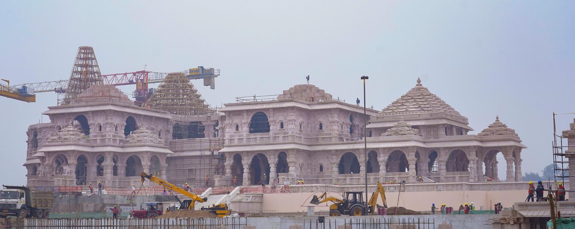 A construction crew works on Ram Mandir, a Hindu temple dedicated to Lord Ram in Ayodhya, India, Tuesday, Jan. 16, 2024.  - Sputnik India, 1920, 19.01.2024