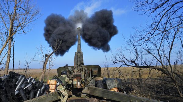 A Russian serviceman fires a 2A65 Msta-B 152 mm towed howitzer towards Ukrainian positions in the course of Russia's military operation in Ukraine, in the Zaporozhye sector of the front, Russia. - Sputnik भारत