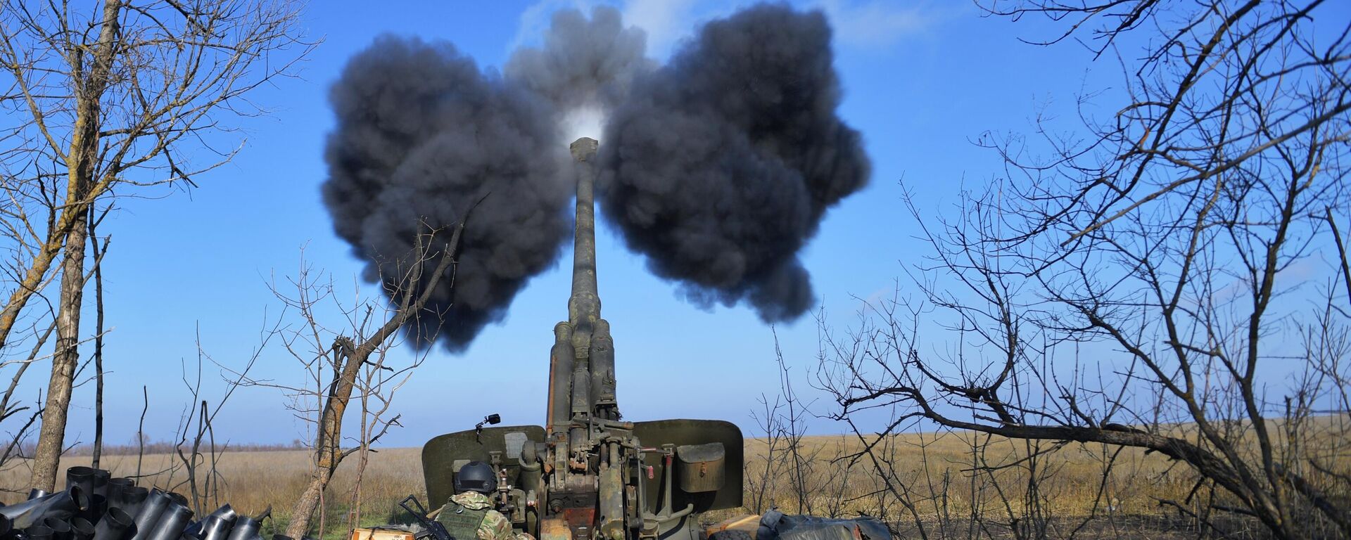 A Russian serviceman fires a 2A65 Msta-B 152 mm towed howitzer towards Ukrainian positions in the course of Russia's military operation in Ukraine, in the Zaporozhye sector of the front, Russia. - Sputnik भारत, 1920, 18.01.2024