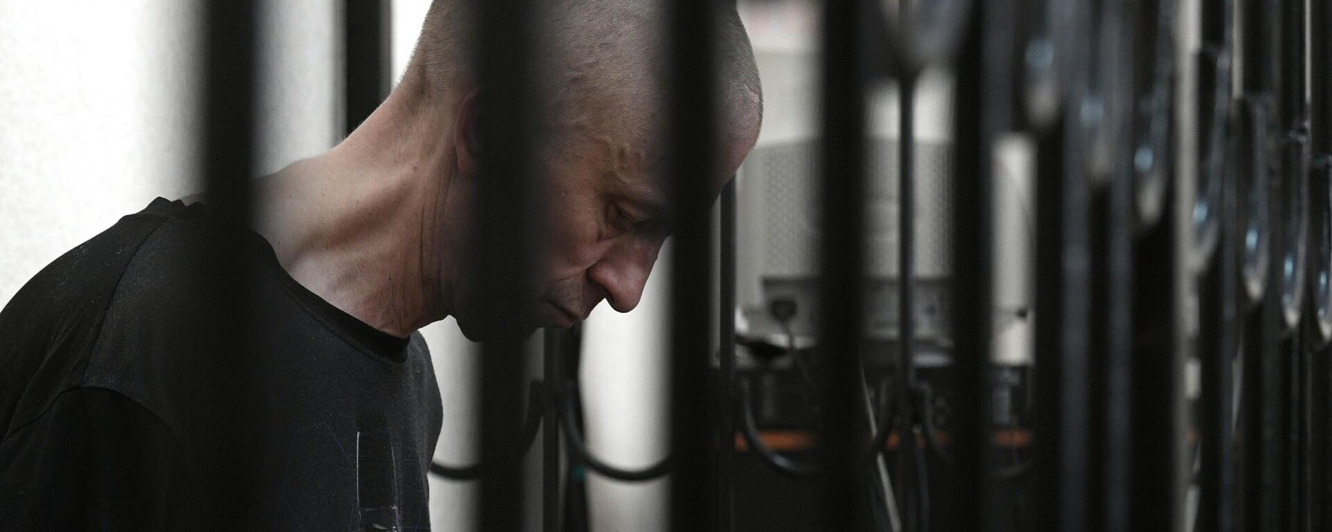 British citizen Shaun Pinner, surrounded by Russian forces after he went to fight in Ukraine and accused of being a foreign mercenaries, sits inside a defendants' cage as he attends a court hearing in Donetsk, Donetsk People's Republic - Sputnik भारत, 1920, 19.01.2024