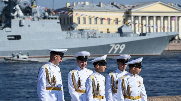 Cadets of the Nakhimov naval academy stand on an embankement of the Neva river prior to the Navy Day parade in central Saint Petersburg on July 29, 2018. - Sputnik भारत
