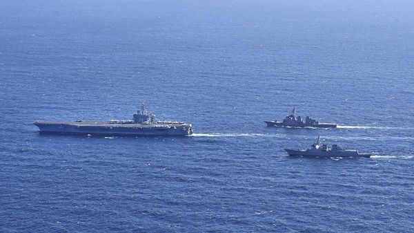 Aircraft carrier USS Carl Vinson, left, sails with South Korean Navy's Aegis destroyer King Sejong the Great and Japan's Maritime Self-Defense Force Aegis destroyer Kongou in the international waters of the southern coast of Korean peninsular during a recent joint drill in 2024 - Sputnik भारत