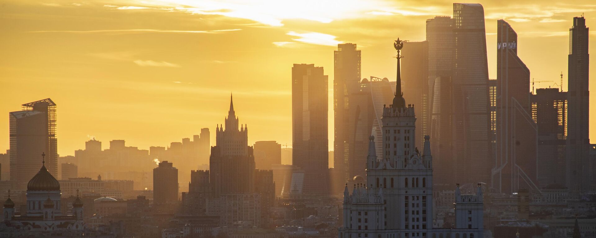 A view shows the Christ the Saviour Cathedral, Russian Foreign Ministry headquarters, a Soviet era high-rise building on Kotelnicheskaya Embankment and the skyscrapers of the Moscow International Business Centre, also known as Moskva-City, during sunset in Moscow, Russia. - Sputnik India, 1920, 21.01.2024