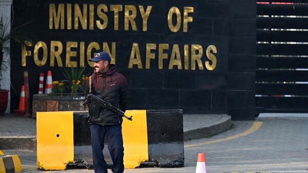 A Pakistani police officer stands guard outside the Ministry of Foreign Affairs in Islamabad on January 18, 2024. - Sputnik भारत