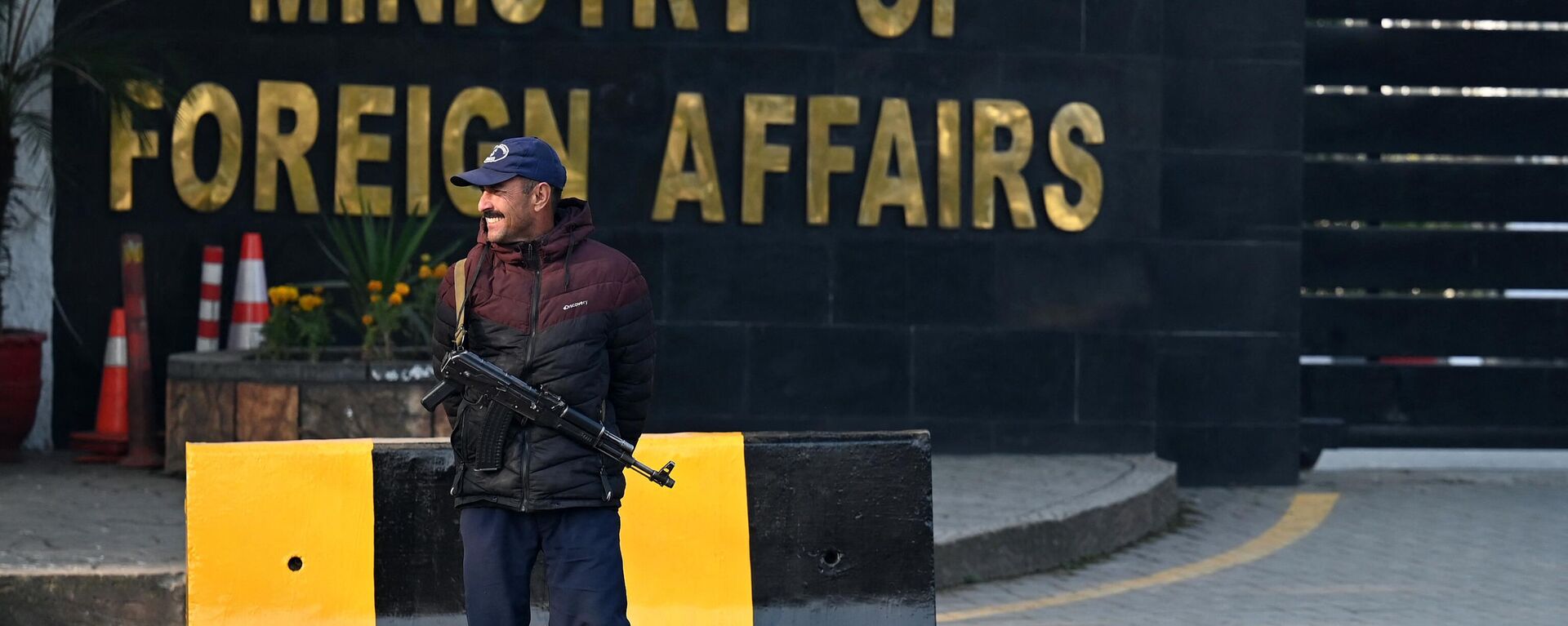 A Pakistani police officer stands guard outside the Ministry of Foreign Affairs in Islamabad on January 18, 2024. - Sputnik भारत, 1920, 22.01.2024