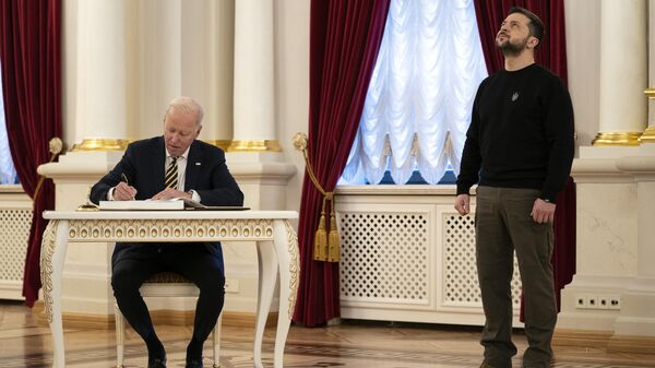 US President Joe Biden signs a guest book during his meeting with Ukrainian President Volodymyr Zelenskyy at the Mariinsky Palace during an unannounced visit in Kyiv, Ukraine, Monday, Feb. 20, 2023. - Sputnik भारत