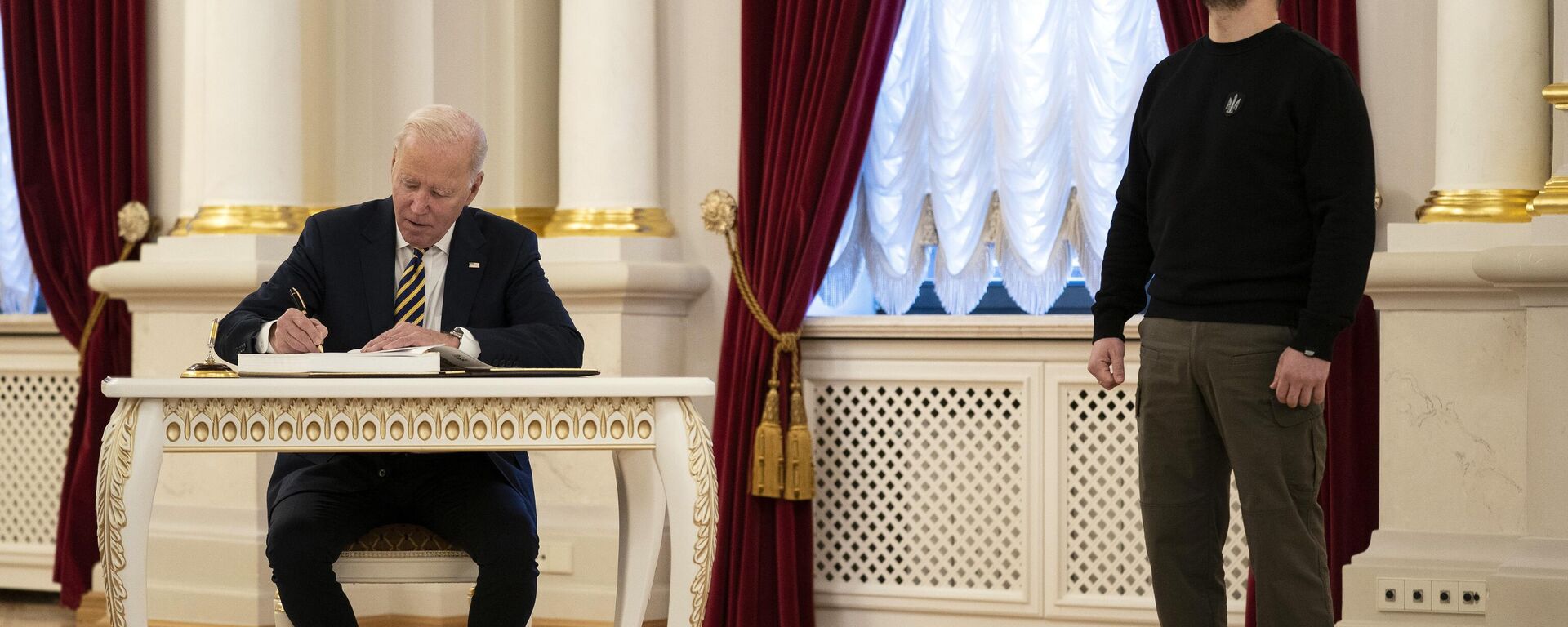 US President Joe Biden signs a guest book during his meeting with Ukrainian President Volodymyr Zelenskyy at the Mariinsky Palace during an unannounced visit in Kyiv, Ukraine, Monday, Feb. 20, 2023. - Sputnik भारत, 1920, 22.01.2024