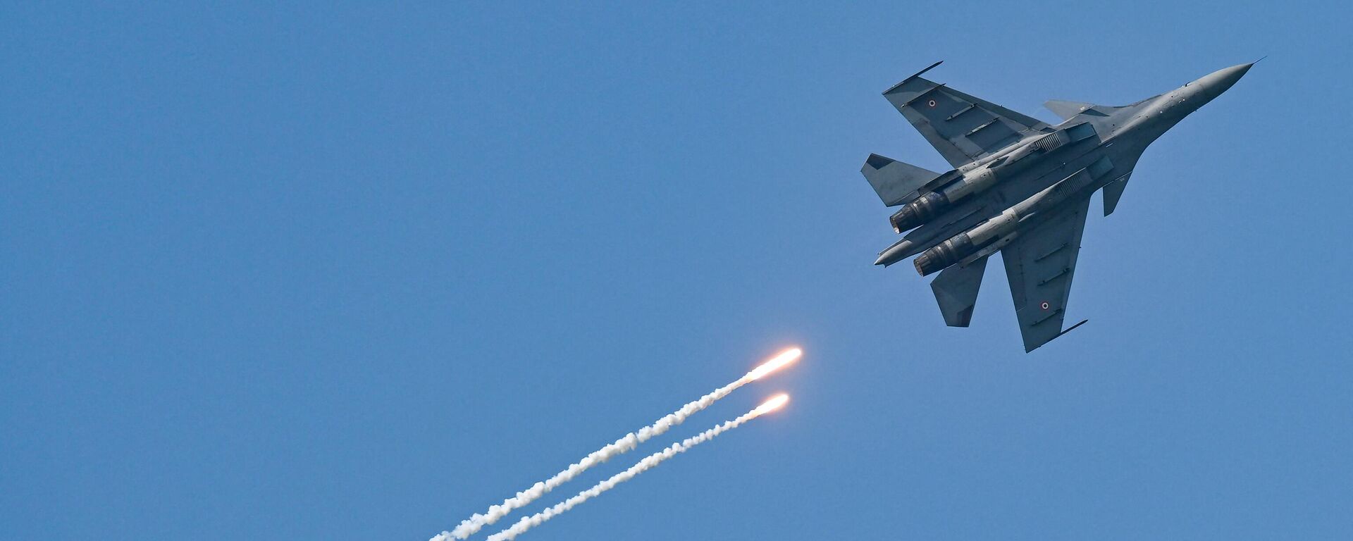 A Sukhoi 30 (SU-30 MKI) aircraft of the Indian Air Force (IAF) performs during an IAF aerial display in Mumbai on January 14, 2024. - Sputnik India, 1920, 23.01.2024