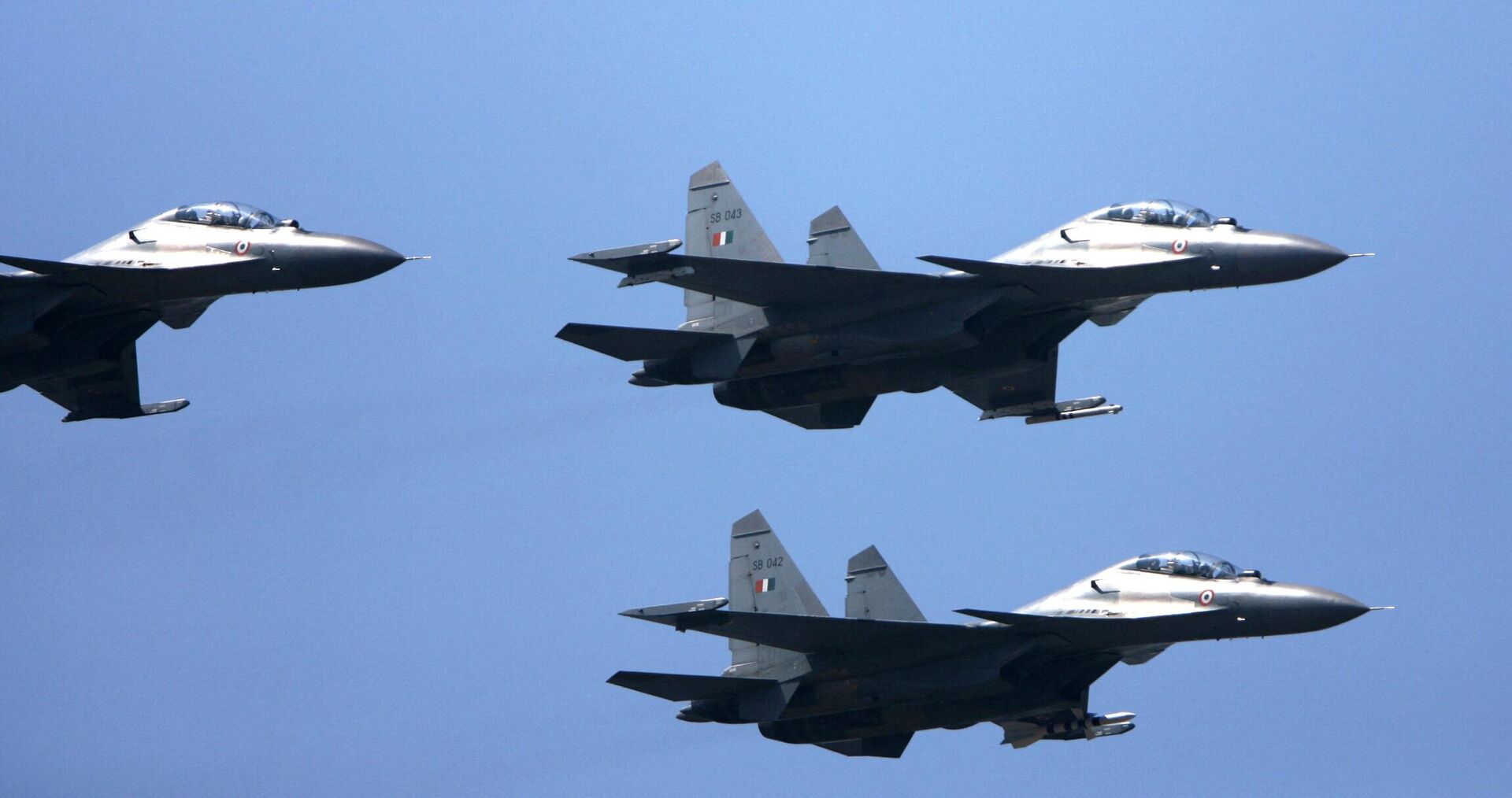 Indian Air Force SU 30 MKI aircraft fly past during the joint Indo-France Air Exercise, Garuda III at the Kalaikunda military airbase, some 130 kms south-west of Kolkata, 21 February 2007. - Sputnik भारत, 1920, 05.02.2024
