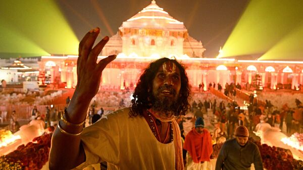 Hindu devotees gather near the illuminated Ram temple following its consecration ceremony in Ayodhya in India's Uttar Pradesh state on January 22, 2024. - Sputnik भारत