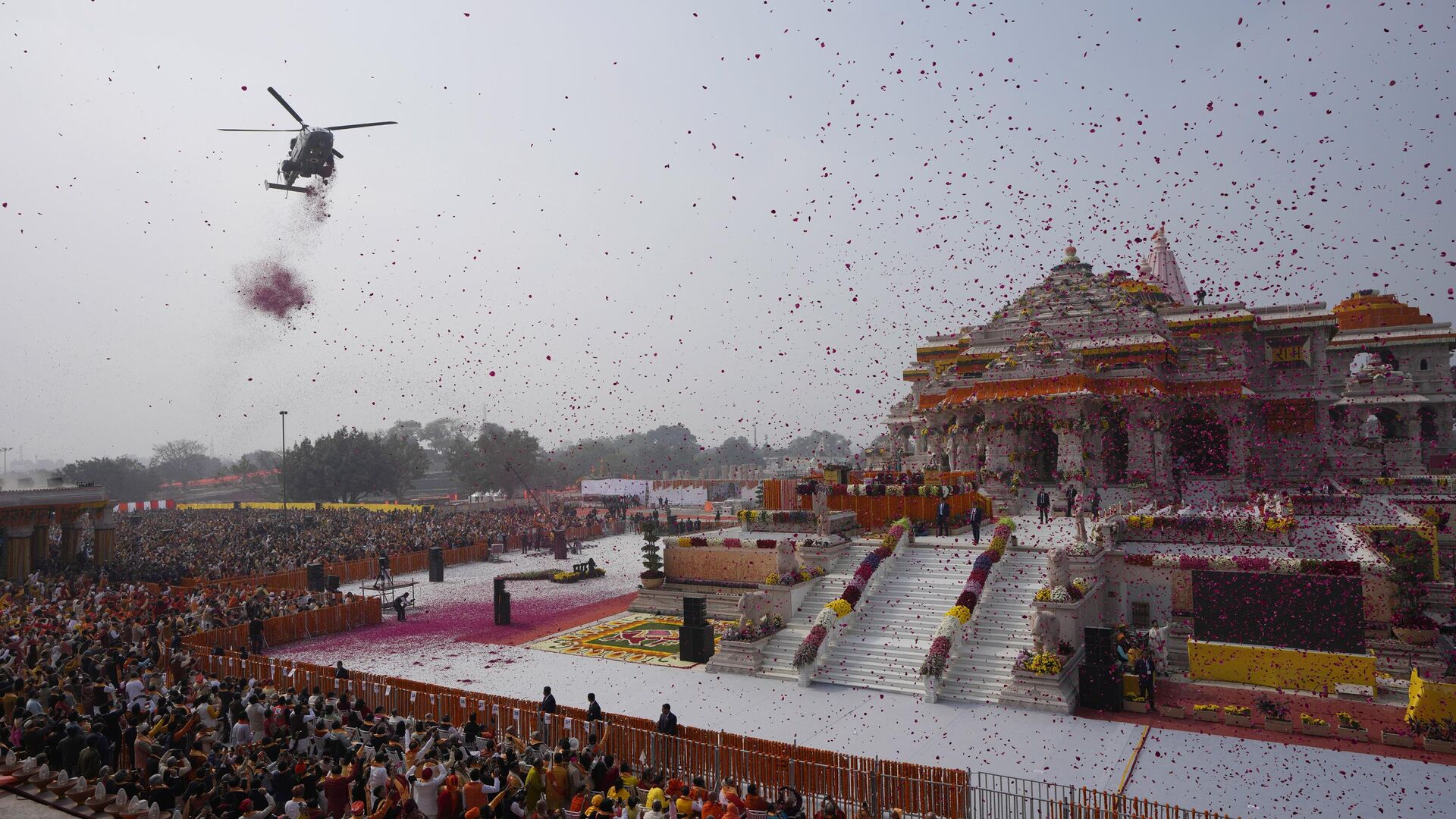 An Indian Air Force helicopter showers flower petals during the opening of a temple dedicated to Hinduism’s Lord Ram in Ayodhya, India, Monday, Jan. 22, 2024. - Sputnik India, 1920, 23.01.2024