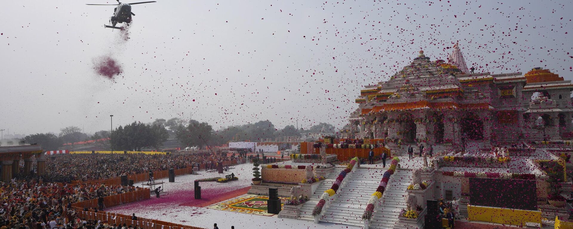 An Indian Air Force helicopter showers flower petals during the opening of a temple dedicated to Hinduism’s Lord Ram in Ayodhya, India, Monday, Jan. 22, 2024. - Sputnik India, 1920, 23.01.2024