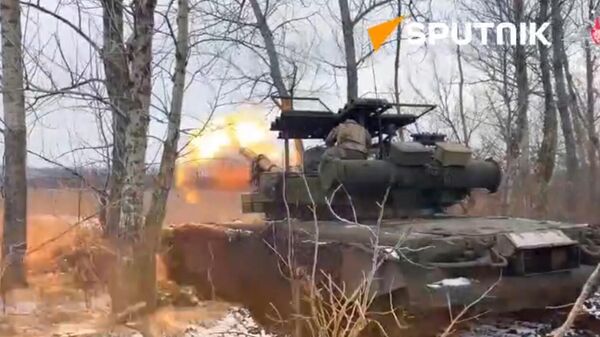 Russian T-80BV tank crews wipe out Ukrainian strongholds and dugouts in Kupyansk suburbs - Sputnik भारत