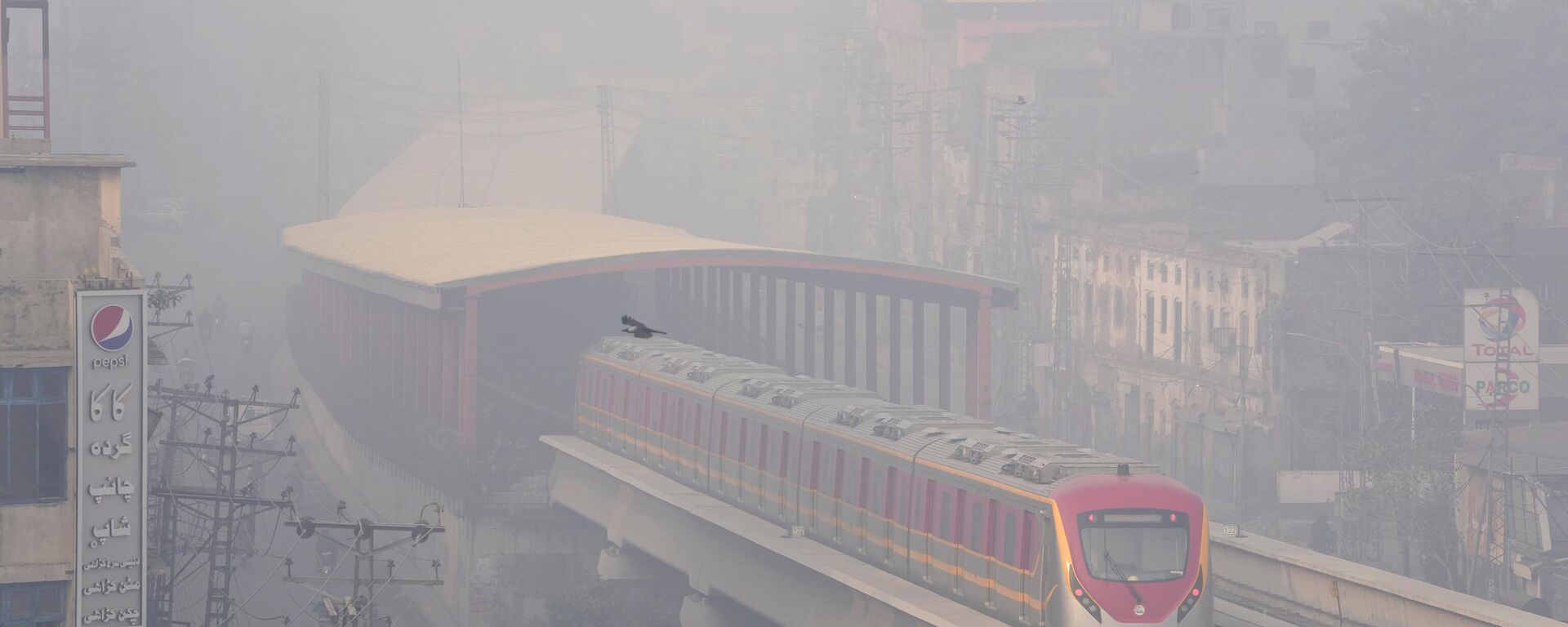 Orange Line Metro Train runs as heavy fog reduces visibility, in Lahore, Pakistan, Friday, Nov. 24, 2023.  - Sputnik India, 1920, 17.04.2024