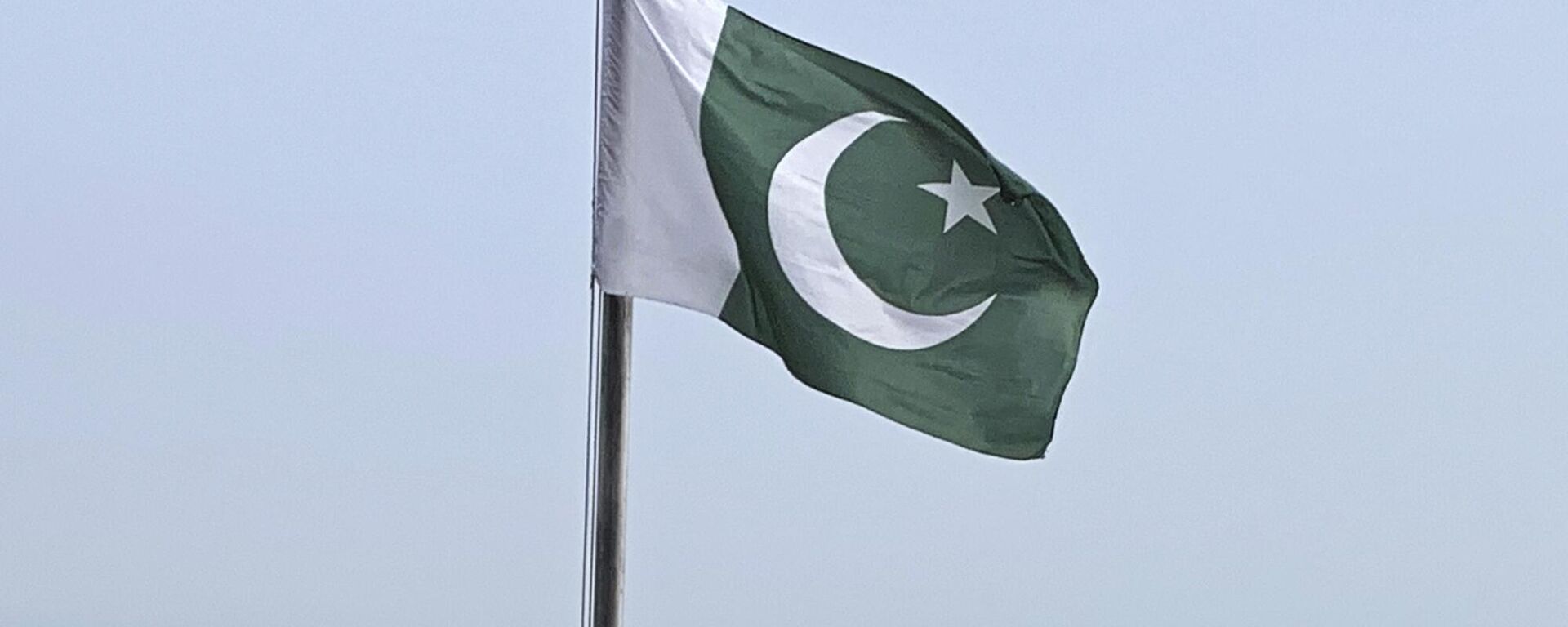 A Pakistani flag flies on a lookout in Islamabad, Pakistan, on July 27, 2022.  - Sputnik भारत, 1920, 07.05.2024