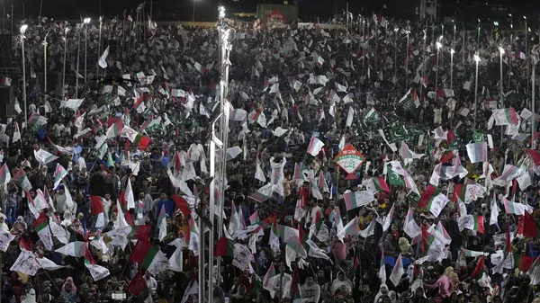 Supporters of Muttahida Qaumi Movement of Pakistan, attend an election campaign rally in Karachi, Pakistan, Sunday, Jan. 21, 2024.  - Sputnik भारत