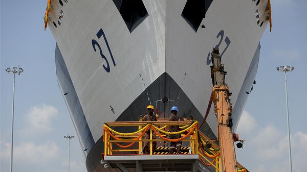 Workers give final checks to the Indian Coast Guard offshore patrol vessel 'Vajra' during the launch ceremony at the Larsen & Toubro shipyard on outskirts of Chennai on February 27, 2020. - Sputnik भारत