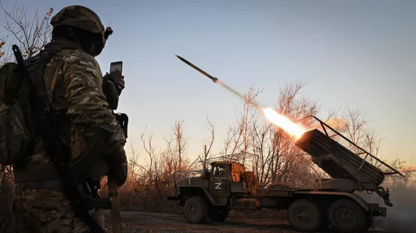 Russian servicemen fire a BM-21 Grad multiple rocket launcher towards Ukrainian positions in the course of Russia's military operation in Ukraine, at the unknown location in the Donetsk People's Republic, Russia. - Sputnik भारत
