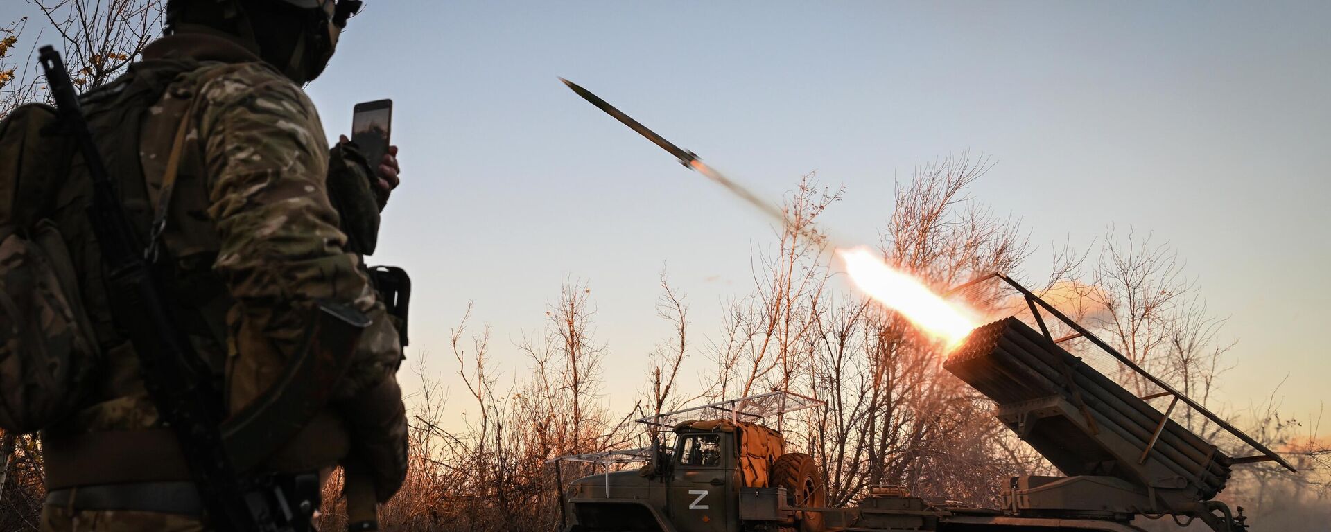 Russian servicemen fire a BM-21 Grad multiple rocket launcher towards Ukrainian positions in the course of Russia's military operation in Ukraine, at the unknown location in the Donetsk People's Republic, Russia. - Sputnik भारत, 1920, 19.01.2026