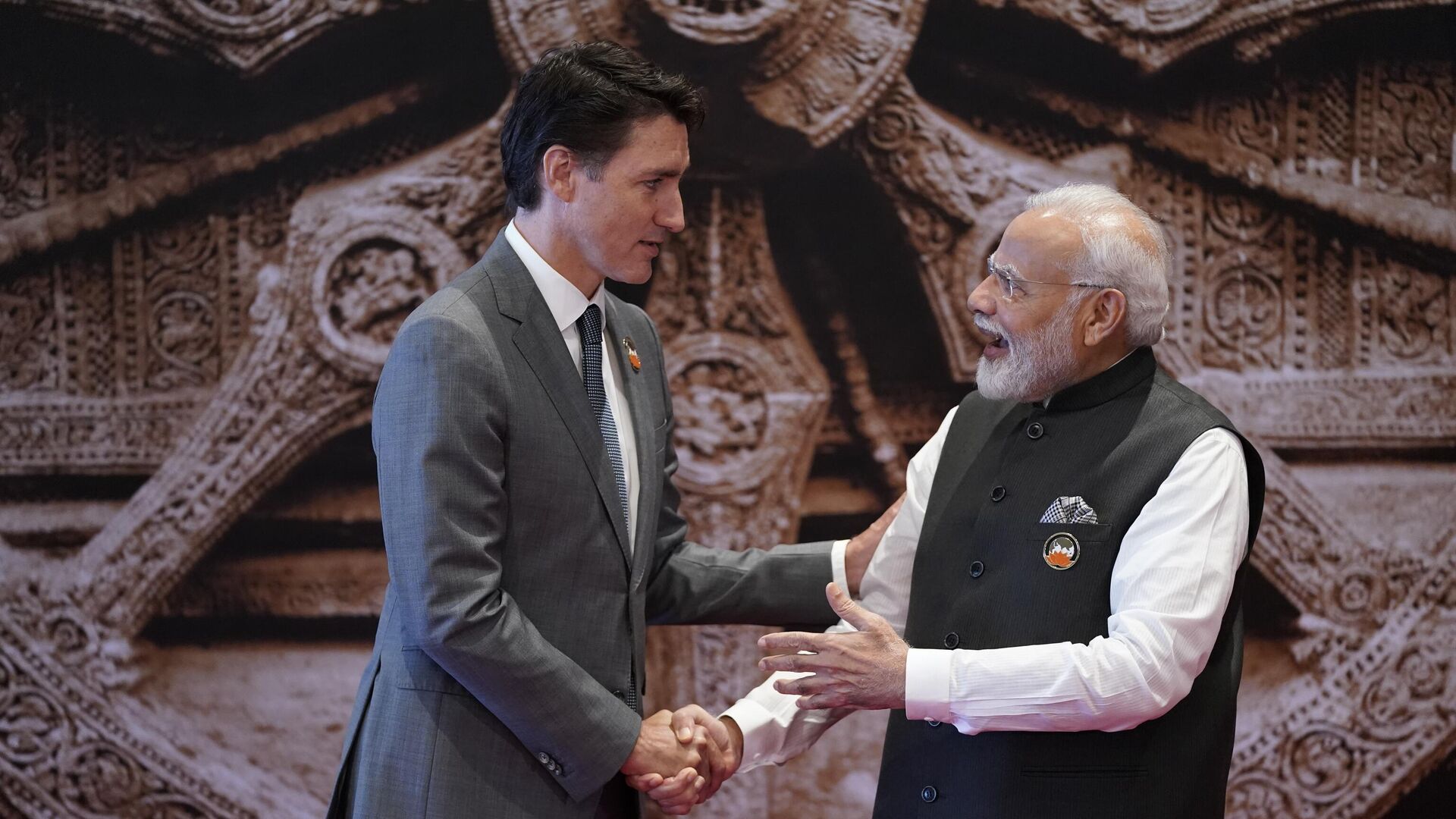 Indian Prime Minister Narendra Modi welcomes Canada Prime Minister Justin Trudeau upon his arrival at Bharat Mandapam convention center for the G20 Summit, in New Delhi, India, Saturday, Sept. 9, 2023. - Sputnik भारत, 1920, 25.01.2024