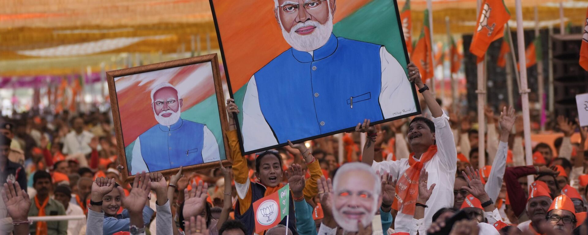 Supporters of India's ruling Bharatiya Janata Party(BJP) hold portraits of Prime Minister Narendra Modi during a public meeting ahead of the upcoming Gujarat state assembly elections in Mehsana, India, Wednesday, Nov. 23, 2022.  - Sputnik भारत, 1920, 25.01.2024