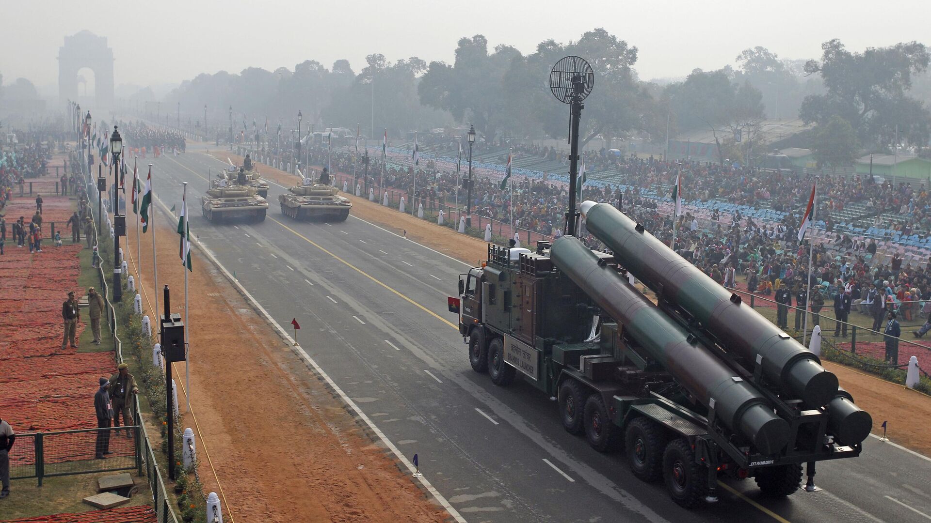 Indian army Brahmos missile launcher passes on a flotilla towards the India Gate memorial during a rehearsal for the Republic Day parade in New Delhi, India, Sunday, Jan. 23, 2011. - Sputnik भारत, 1920, 29.01.2024