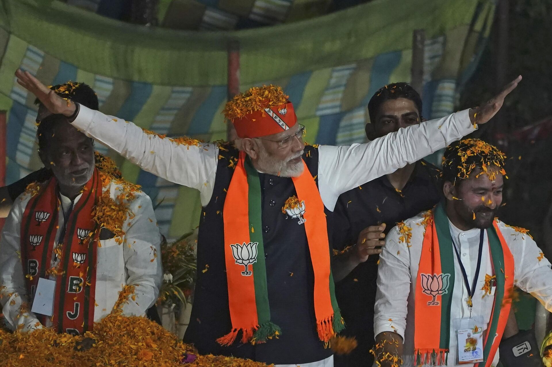 Indian Prime Minister Narendra Modi greets supporters as he arrives for an election campaign rally of his Bharatiya Janata Party (BJP) in Hyderabad, India, Monday, Nov. 27, 2023. - Sputnik India, 1920, 28.02.2024
