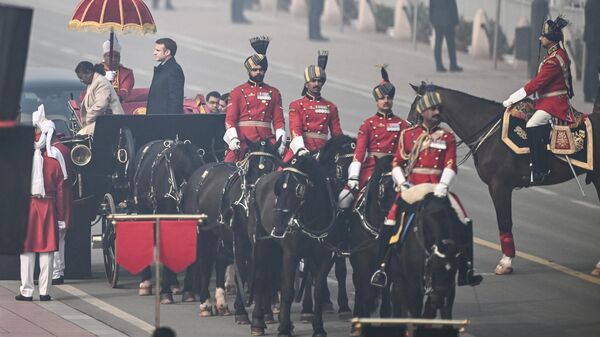 India's President Droupadi Murmu (L) with guest of honour, France's President Emmanuel Macron (C,R) arrives to attend India’s 75th Republic Day parade in New Delhi on January 26, 2024. - Sputnik India