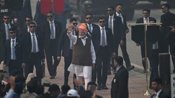 India's Prime Minister Narendra Modi (C) waves after the Republic Day parade in New Delhi on January 26, 2024. - Sputnik भारत