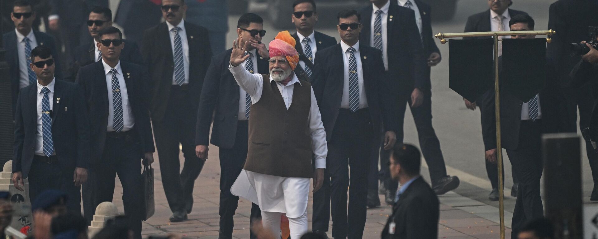 India's Prime Minister Narendra Modi (C) waves after the Republic Day parade in New Delhi on January 26, 2024. - Sputnik India, 1920, 26.01.2024