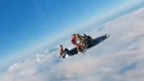 People Jumping on Trampoline Hung From Hot Air Balloon. - Sputnik भारत