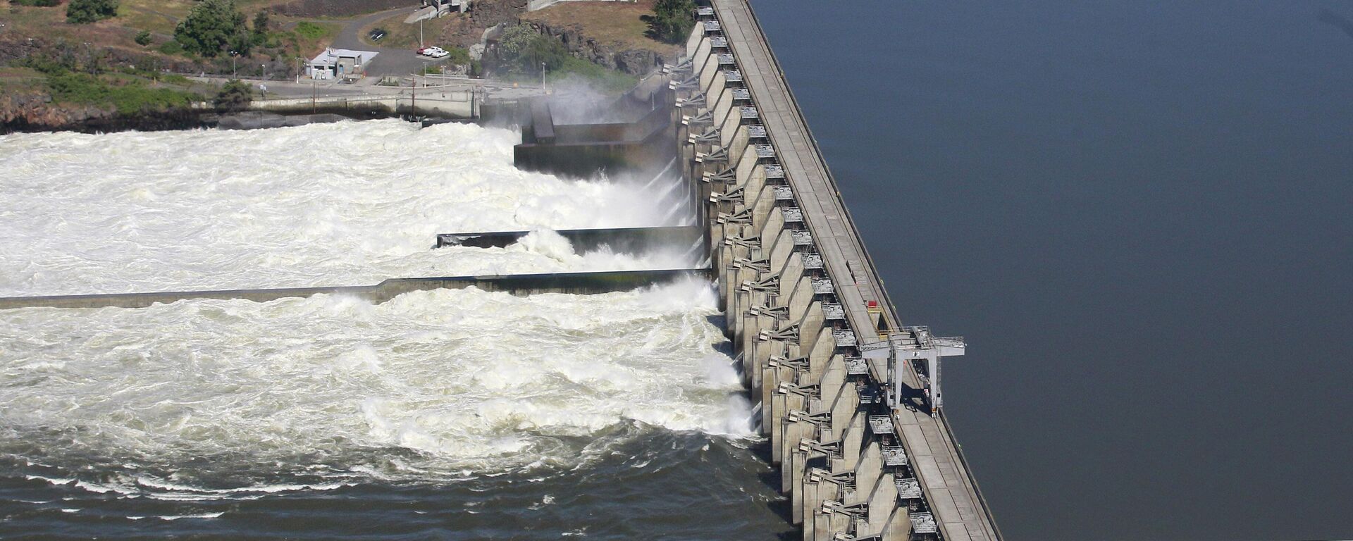 Water flows through the Dalles Dam in the Columbia River, in Dalles, Ore, on June 3, 2011. - Sputnik India, 1920, 29.01.2024