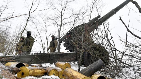Russian artillerymen stand near a 2A65 Msta-B 152 mm towed howitzer at the firing position, as Russia's military operation in Ukraine continues, at unknown location. - Sputnik भारत