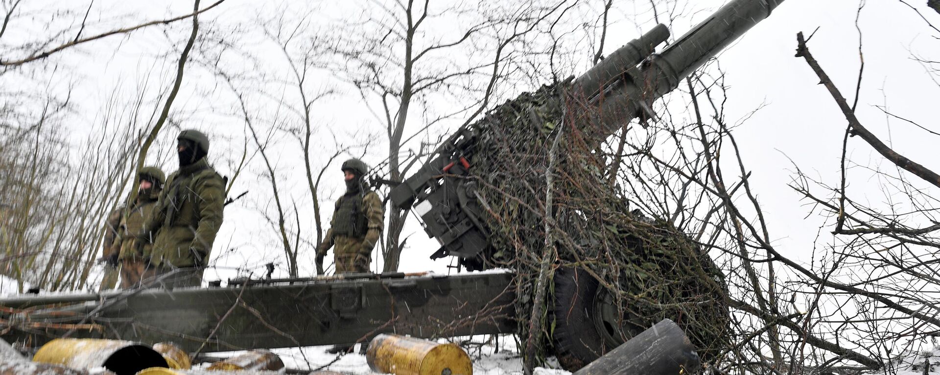 Russian artillerymen stand near a 2A65 Msta-B 152 mm towed howitzer at the firing position, as Russia's military operation in Ukraine continues, at unknown location. - Sputnik भारत, 1920, 29.01.2024