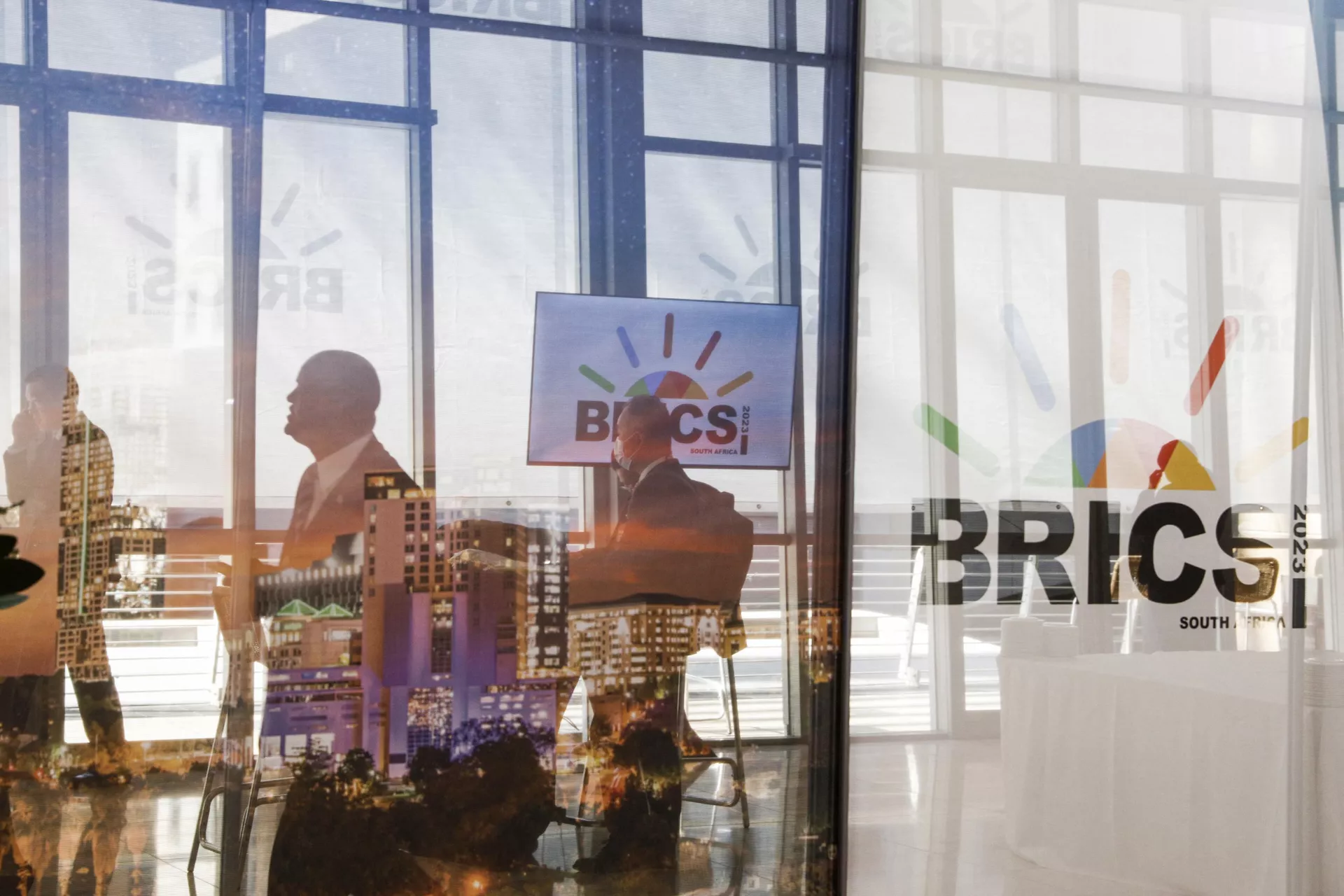 Delegates walk past the logos of the BRICS summit during the 2023 BRICS Summit at the Sandton Convention Centre in Johannesburg on August 23, 2023. - Sputnik India, 1920, 15.02.2024