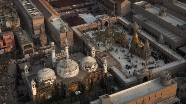 An Aerial view shows Gyanvapi mosque, left, and Kashiviswanath temple on the banks of the river Ganges in Varanasi, India, Dec. 12, 2021. - Sputnik भारत