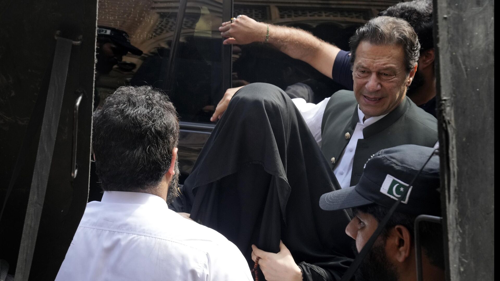Pakistan's former Prime Minister Imran Khan, right, with his wife Bushra Bibi, center, arrive to appear in a court in Lahore, Pakistan, Monday, June 26, 2023.  - Sputnik भारत, 1920, 01.02.2024