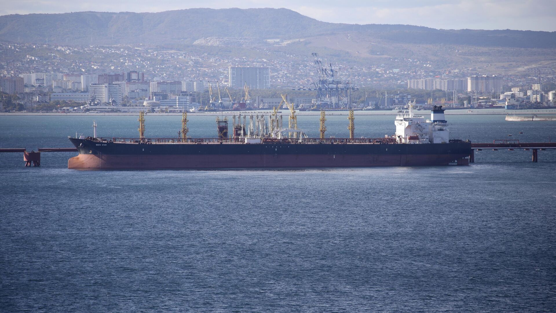 An oil tanker is moored at the Sheskharis complex, part of Chernomortransneft JSC, a subsidiary of Transneft PJSC, in Novorossiysk, Russia, on Oct. 11, 2022. - Sputnik भारत, 1920, 01.02.2024