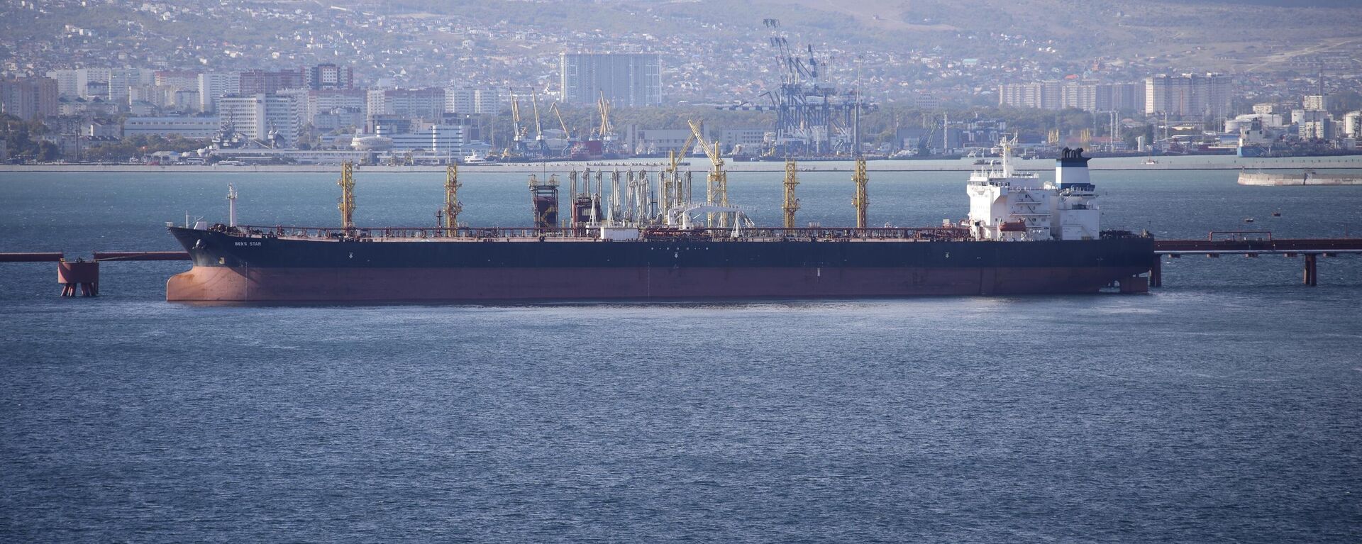 An oil tanker is moored at the Sheskharis complex, part of Chernomortransneft JSC, a subsidiary of Transneft PJSC, in Novorossiysk, Russia, on Oct. 11, 2022. - Sputnik भारत, 1920, 08.11.2024