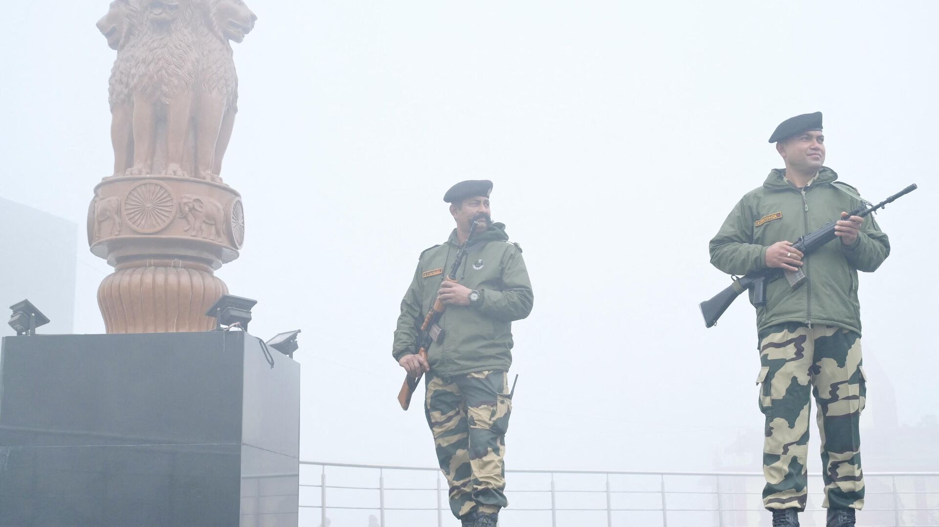 Indian Border Security (BSF) stand guards during a cold foggy morning as part of the celebrations to mark country's Republic Day at the India-Pakistan Wagah border post, about 35km from Amritsar on January 26, 2024. - Sputnik भारत, 1920, 02.02.2024