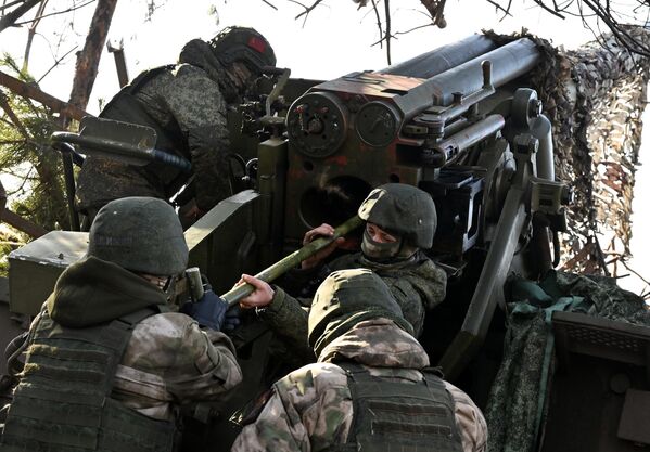 रूसी सशस्त्र बलों के सैनिक क्रास्नी लिमन क्षेत्र में यूक्रेनी सशस्त्र बलों की स्थिति के खिलाफ लड़ाई के लिए 2S5Giatsint-S 152-मिमी स्व-चालित तोपखाने को लोड कर रहे हैं। - Sputnik भारत