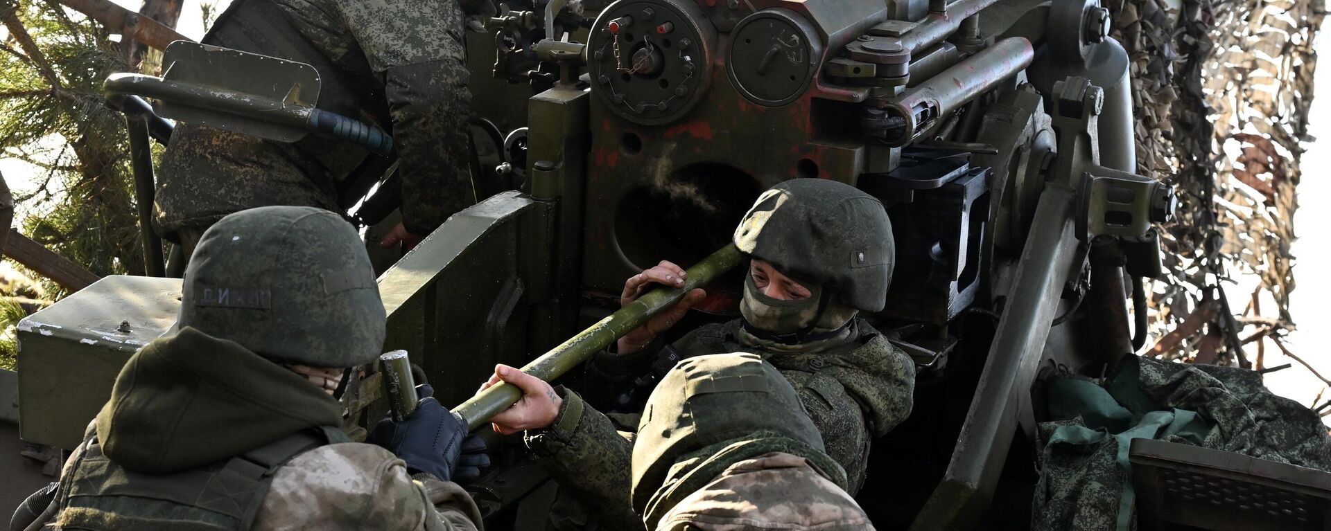 Servicemen of the Russian Armed Forces load the 2S5Giatsint-S 152-mm self-propelled gun for combat operations against Ukrainian Armed Forces positions in the Krasny Liman direction in the zone of the special military operation. - Sputnik India, 1920, 03.02.2024