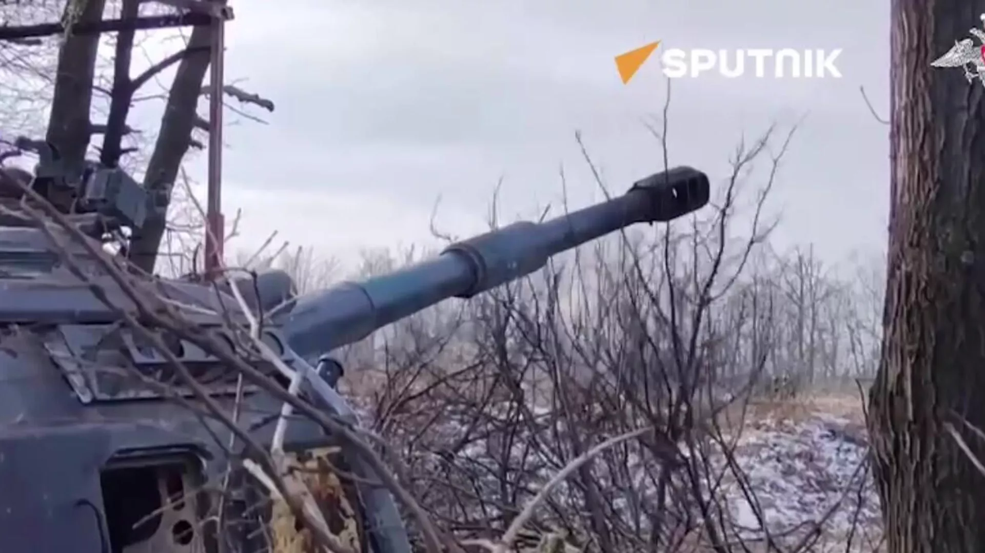 Russian Msta-S self-propelled artillery crews wipe out concealed Ukrainian position near Seversk.