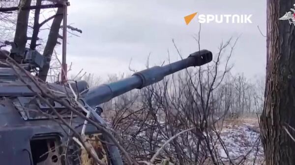 Russian Msta-S self-propelled artillery crews wipe out concealed Ukrainian position near Seversk. - Sputnik भारत