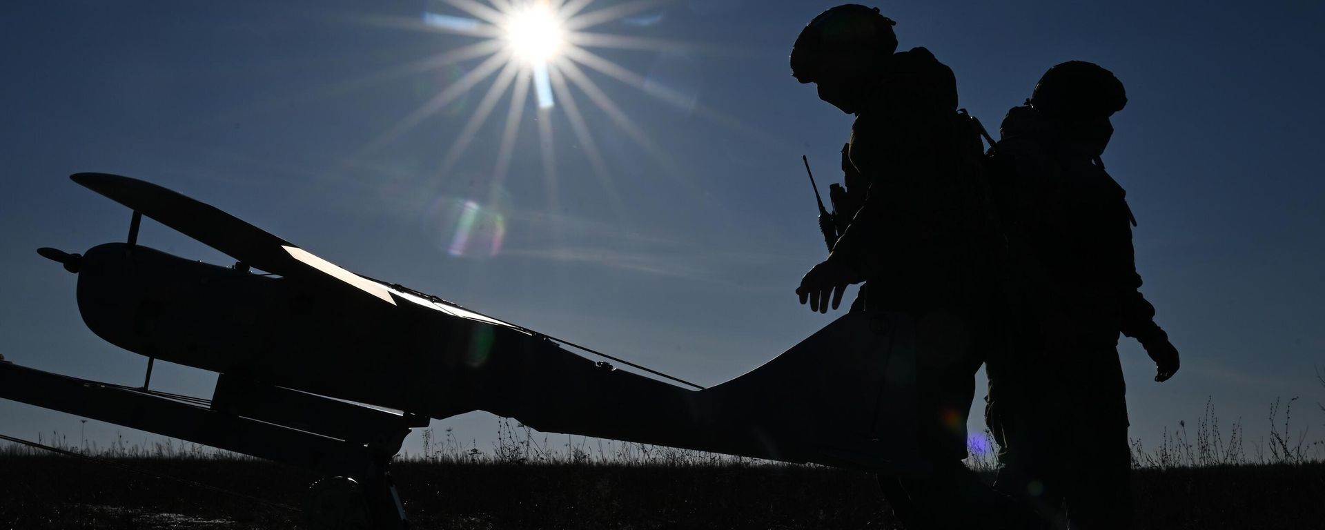 A UAV operator prepares the Orlan-10 unmanned aerial vehicle (UAV) for a flight in the Krasny Liman direction in the special military operation zone. - Sputnik India, 1920, 07.07.2026