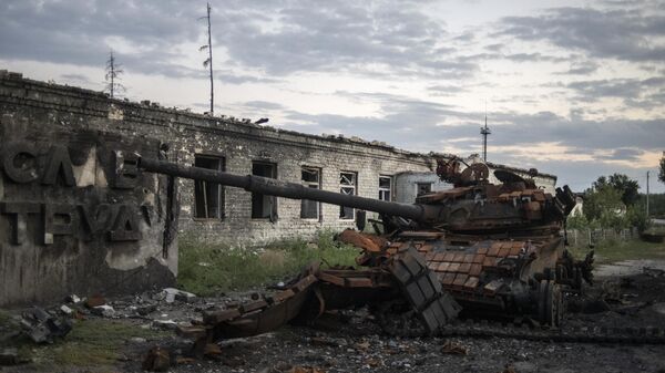 Уничтоженный танк в городе Рубежное Луганской народной республики - Sputnik भारत
